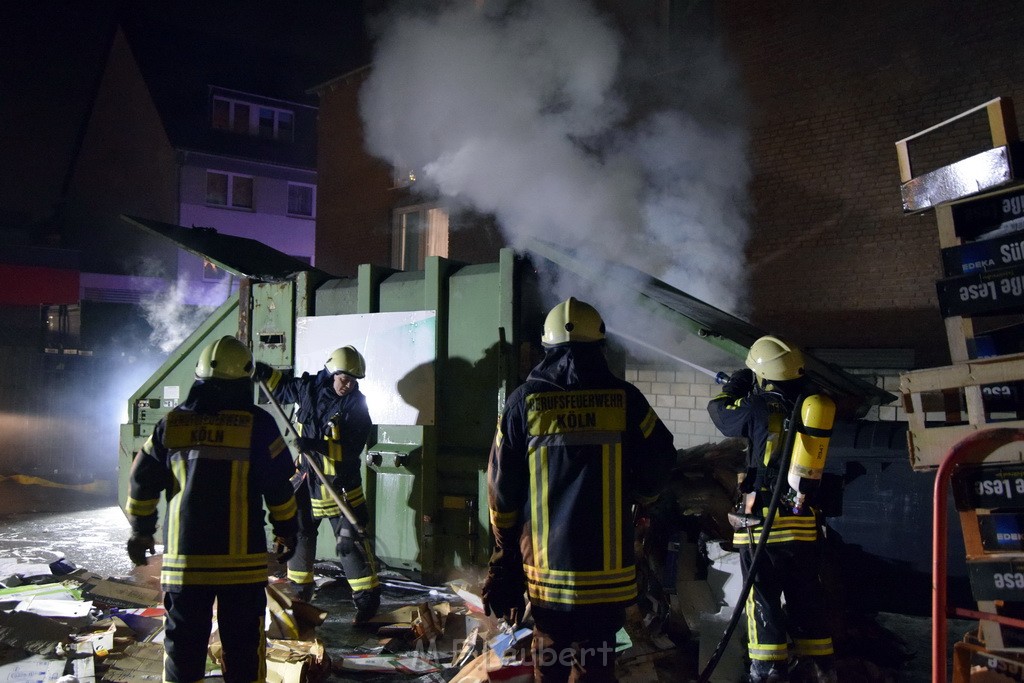 Feuer Papp Presscontainer Koeln Hoehenberg Bochumerstr P247.JPG - Miklos Laubert